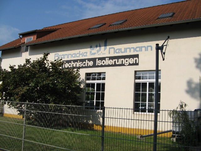 Betriebsgebäude von Brennecke & Neumann mit dem Schriftzug Technische Isolierungen
